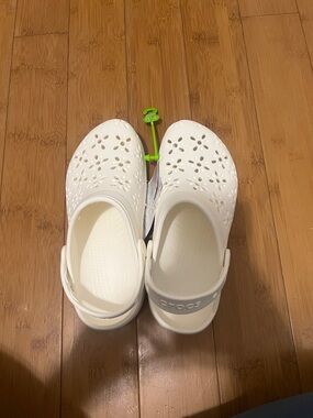 Crocs-Style Woman’s White Floral Clog